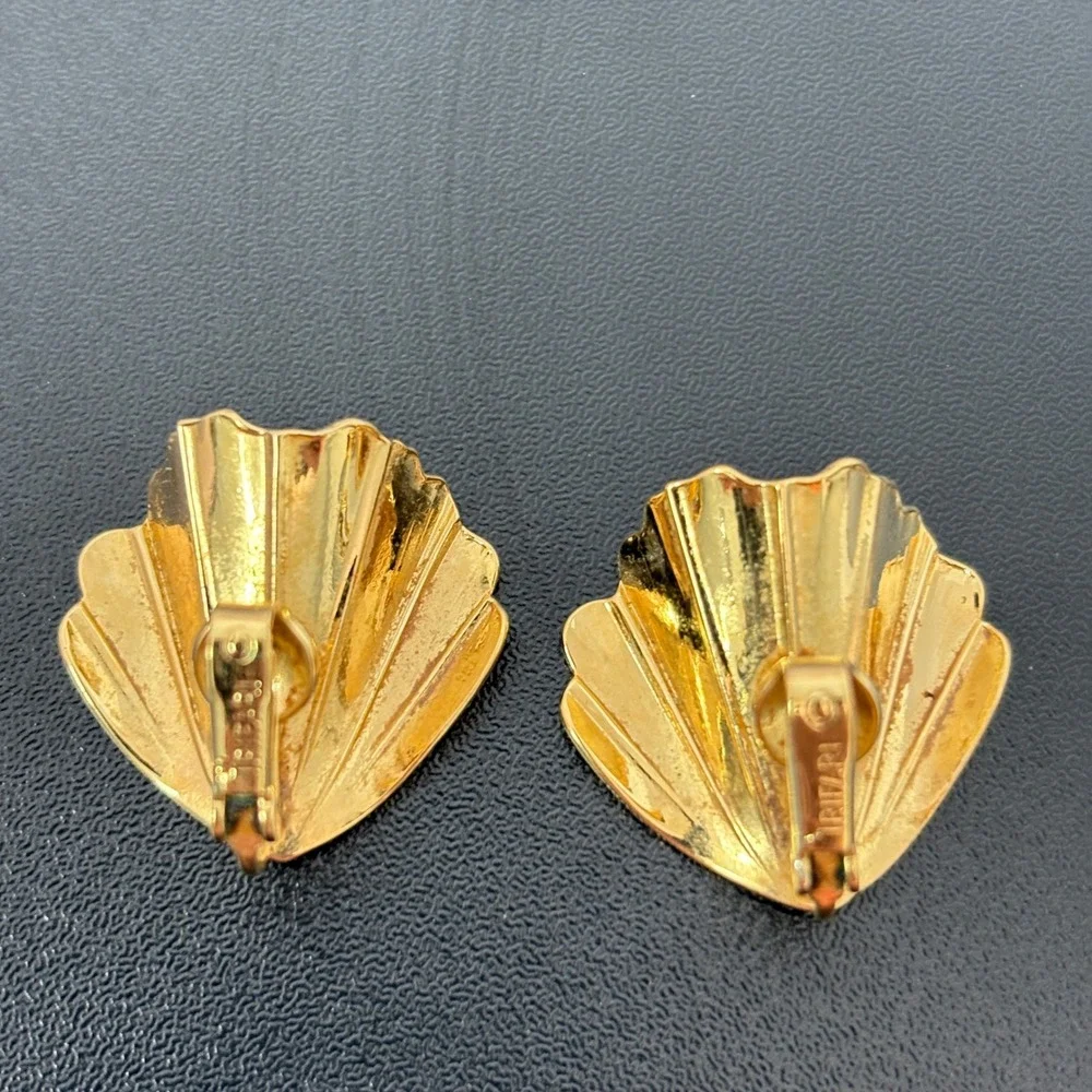 Trifari Women Clip On Earrings OS Gold Shell Vintage‎ Ribbed Scalloped 9404